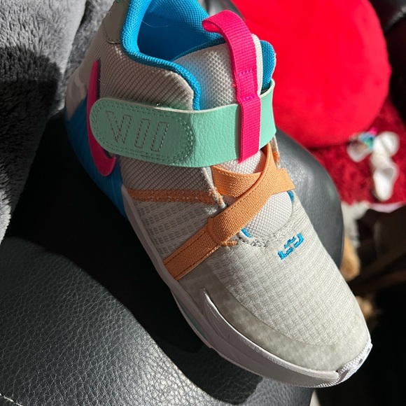 Lebron Witness 7 Perfect Condition Size 2Youth. - Picture 5 of 7
